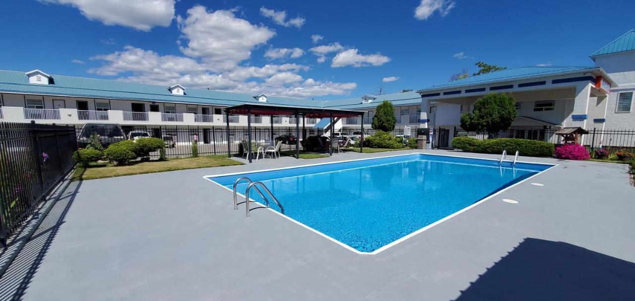 Grand Forks Inn Bagian luar foto