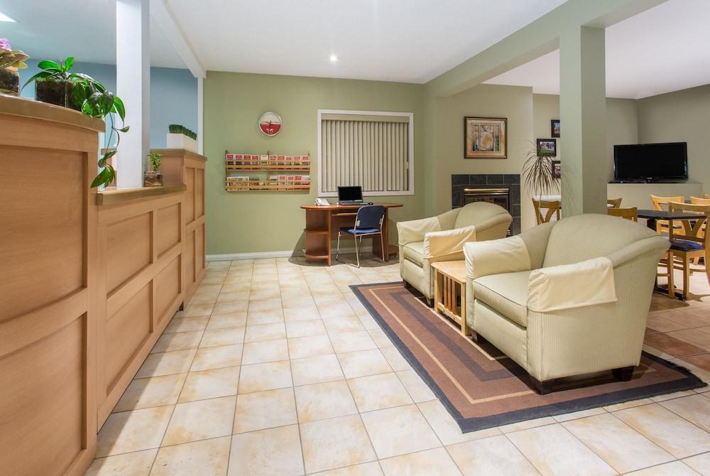 Grand Forks Inn Bagian luar foto