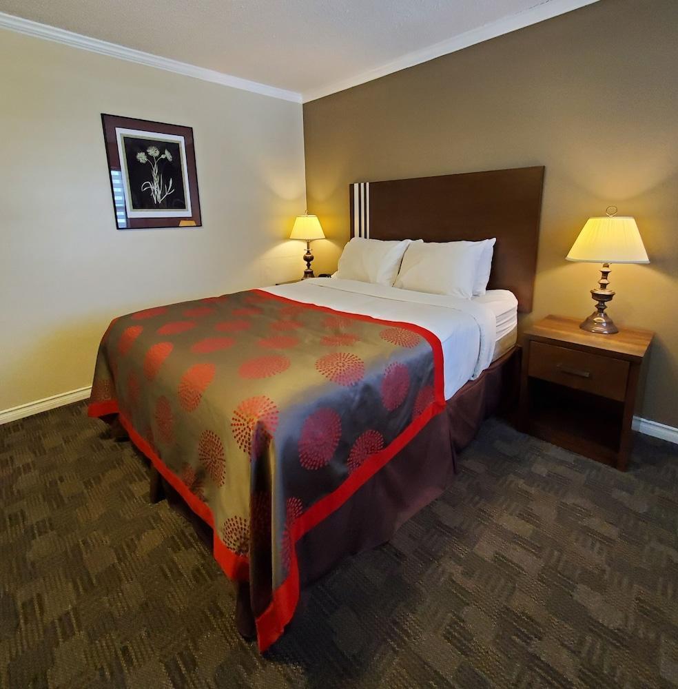 Grand Forks Inn Bagian luar foto
