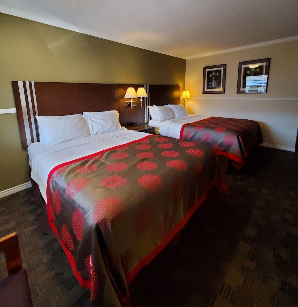 Grand Forks Inn Bagian luar foto