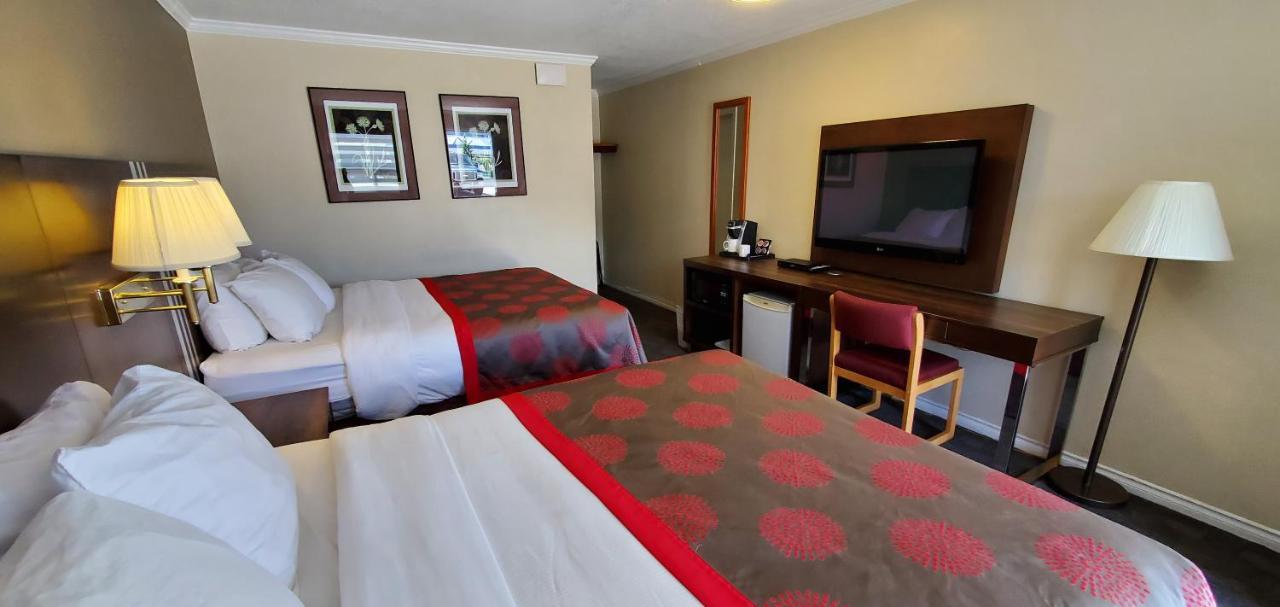 Grand Forks Inn Bagian luar foto