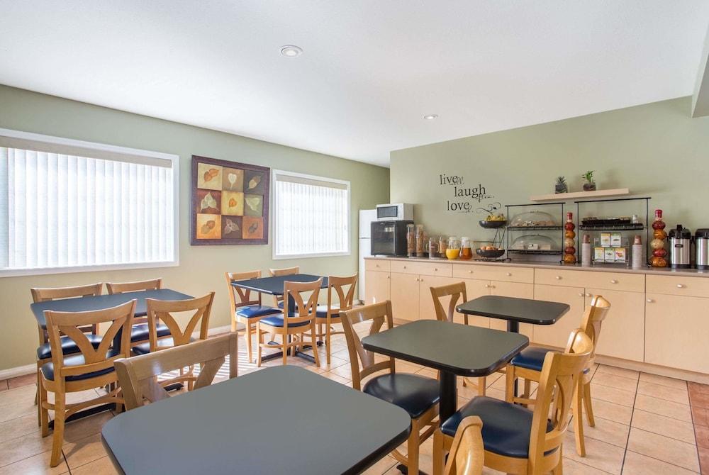 Grand Forks Inn Bagian luar foto