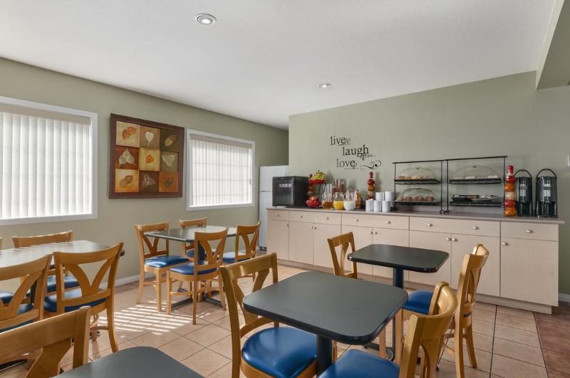 Grand Forks Inn Bagian luar foto