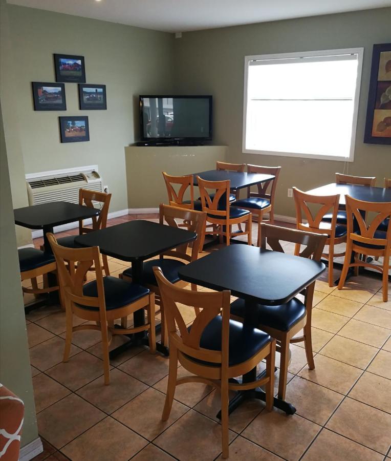 Grand Forks Inn Bagian luar foto